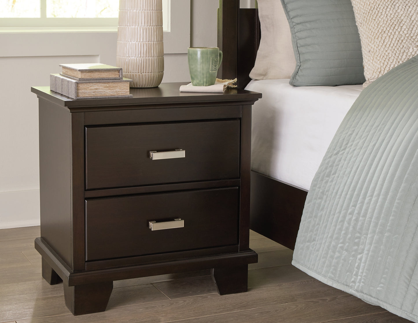 Covetown  Panel Bed With Mirrored Dresser, Chest And Nightstand