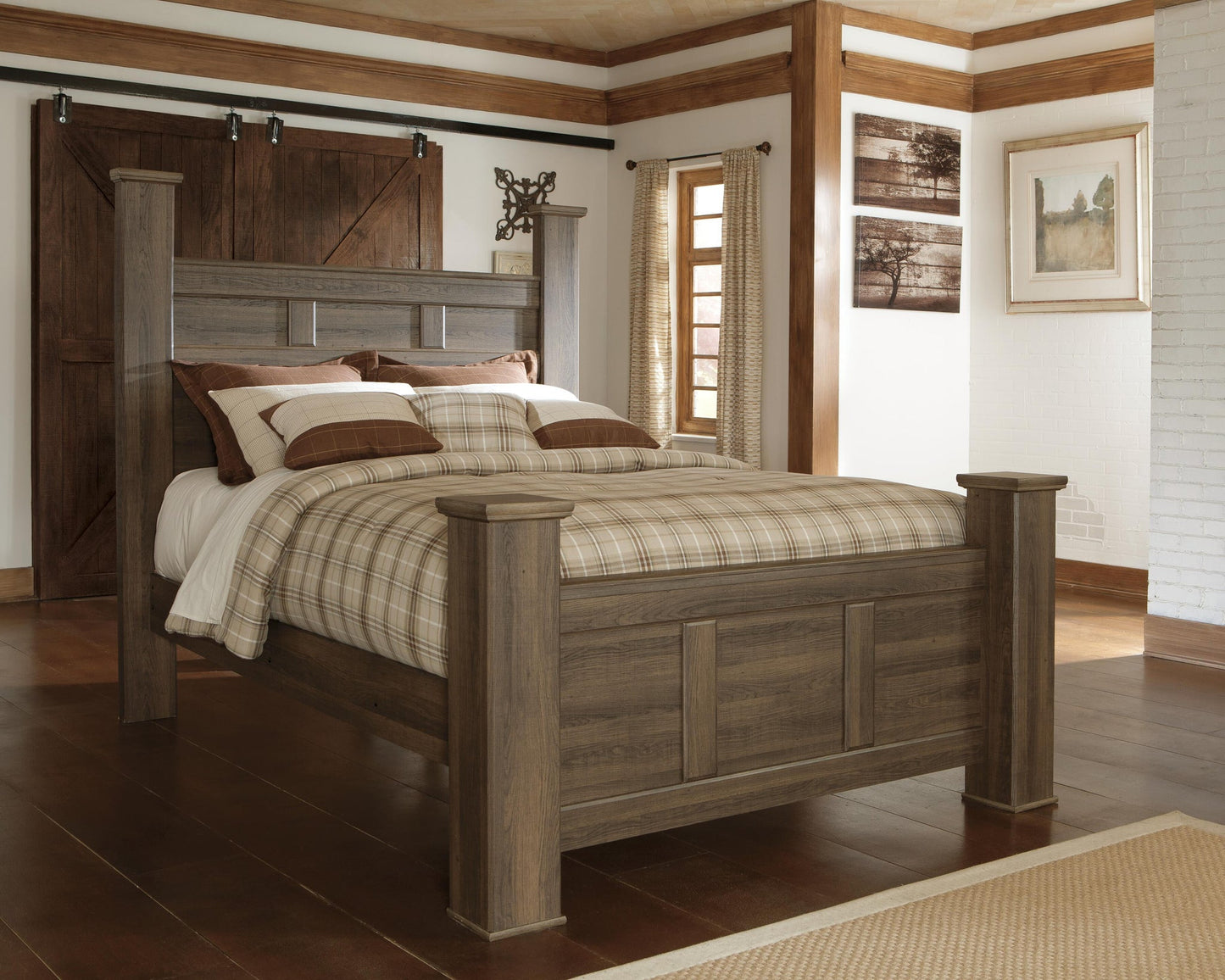 Juararo  Poster Bed With Mirrored Dresser, Chest And Nightstand