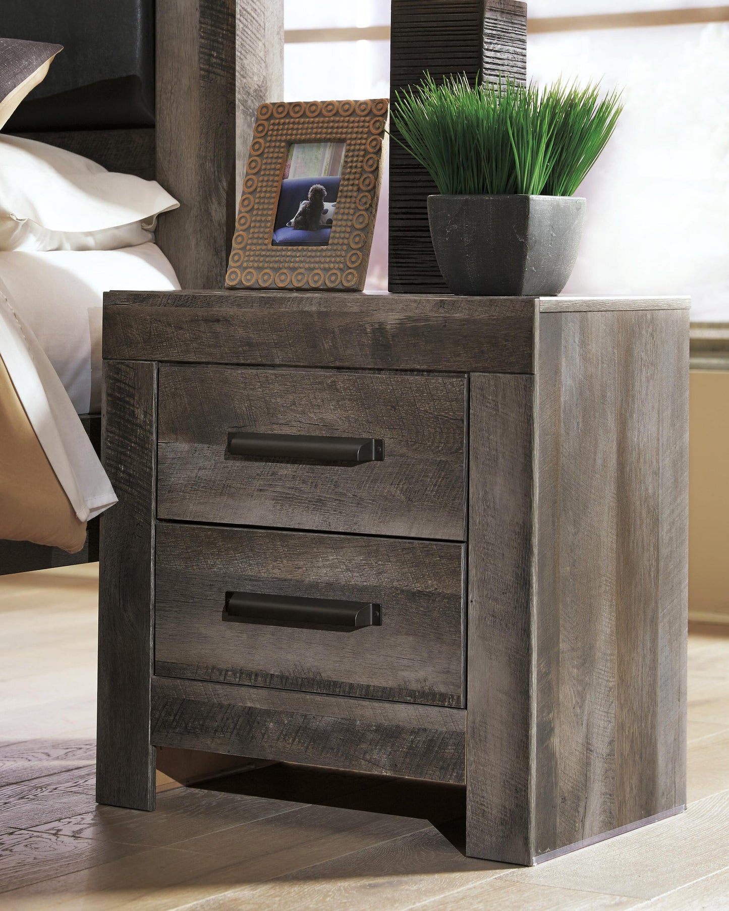 Wynnlow  Panel Bed With Mirrored Dresser, Chest And Nightstand