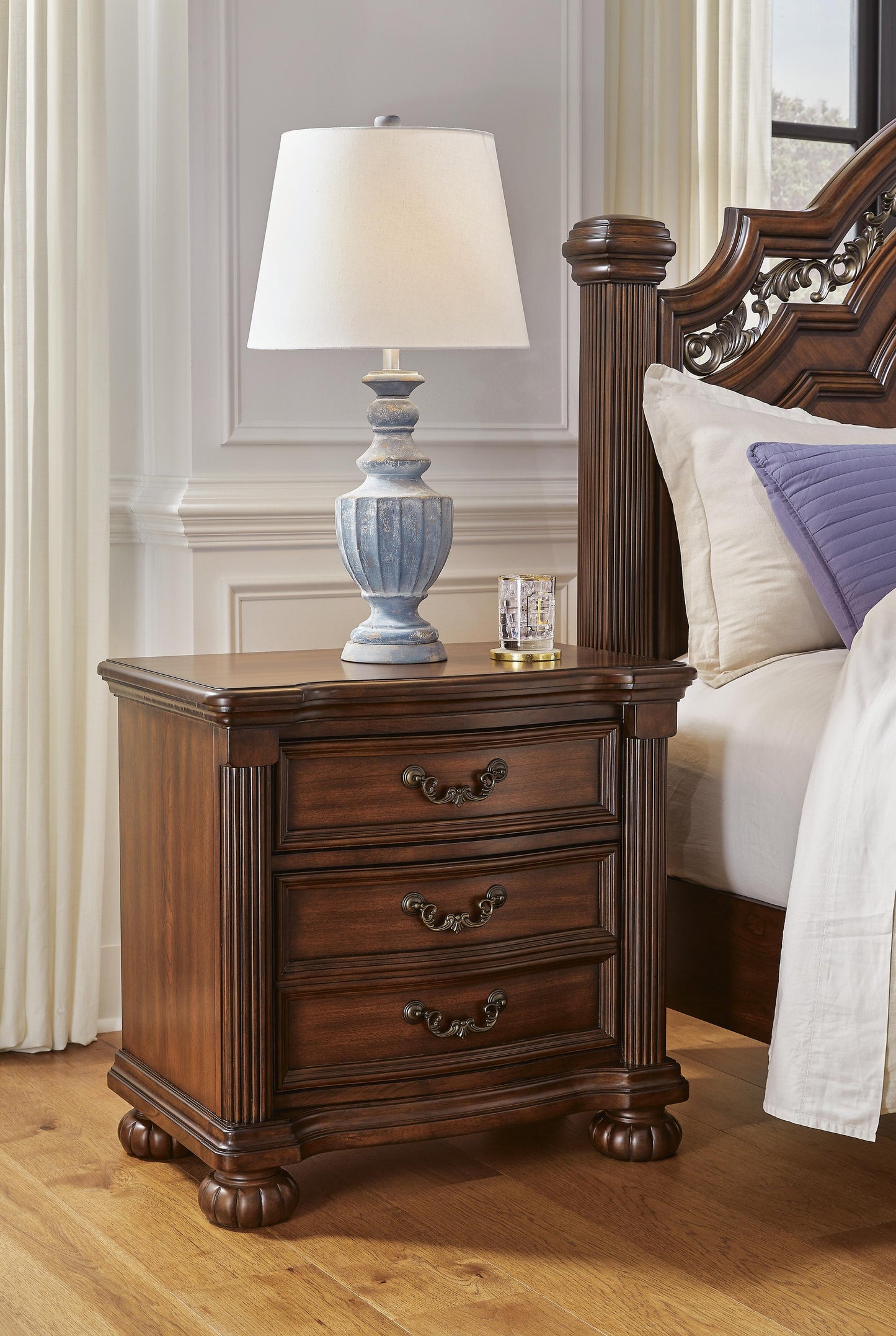 Lavinton California  Poster Bed With Mirrored Dresser And Nightstand